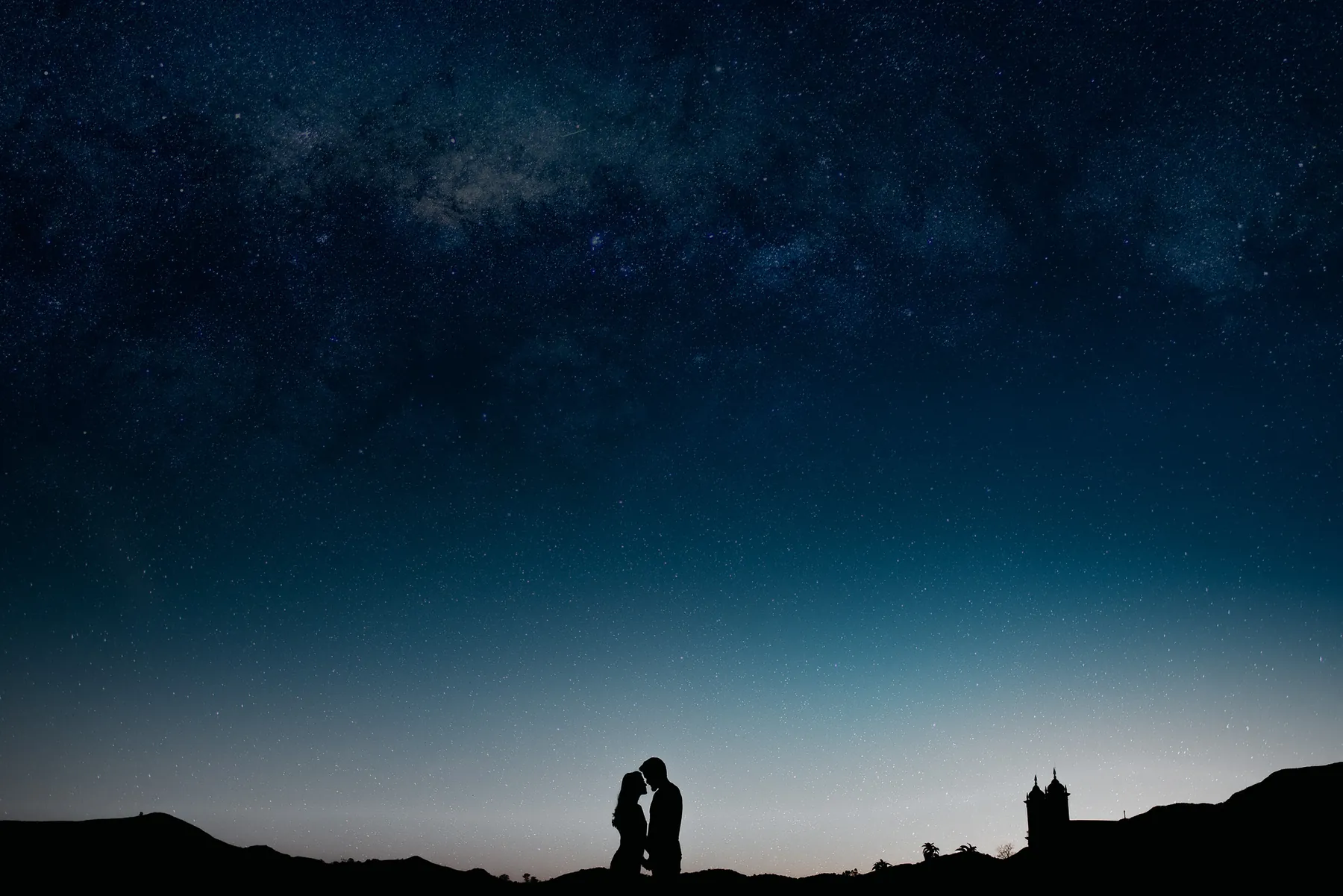 Silhueta de casal sob o céu estrelado em Minas Gerais