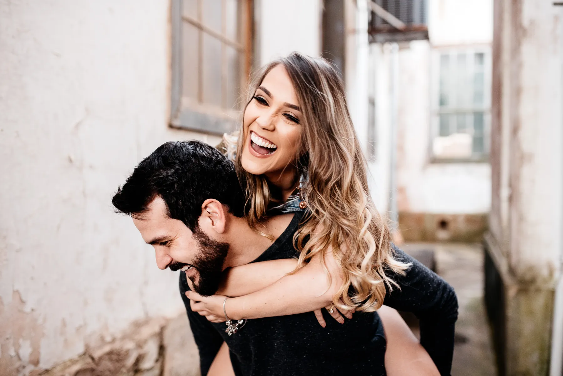 Casal rindo em ensaio fotográfico
